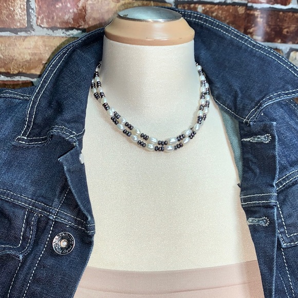 Lovely vintage two toned double strand genuine pearl necklace. - Picture 1 of 17